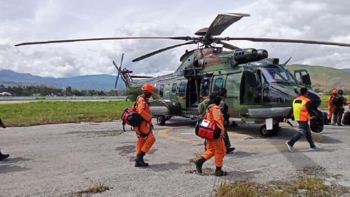 evakuasi_pesawat_sam_air_gunakan_helikopter_militer_tni_au