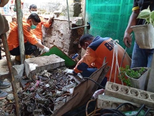 evakuasi_selama_5_jam_jasad_pensiunan_tni_yang_ditemukan_di_gorong_gorong_diautopsi