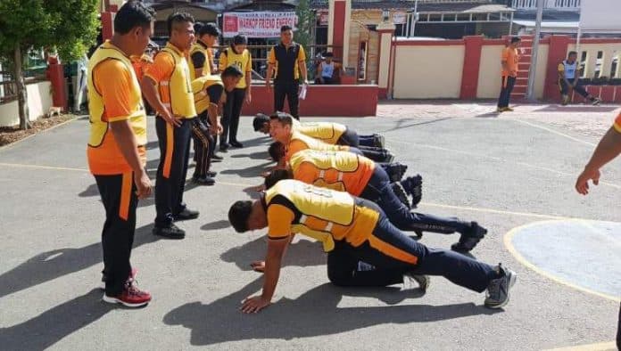 evaluasi_ketahanan_fisik_240_personel_polres_samosir_ikuti_tes_kesamaptaan