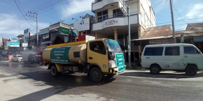 fasilitas_umum_di_toba_kembali_disemprot_disinfektan