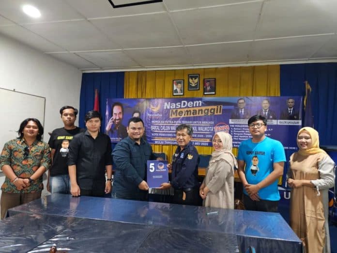 fawer_sihite_ambil_formulir_calon_wali_kota_ke_partai_nasdem