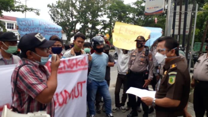 fbpi_demo_kejati_sumut_usut_dugaan_korupsi_di_dinas_kph_sumut