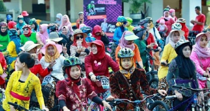 festival_perempuan_berkebaya_warnai_peringatan_hari_kartini