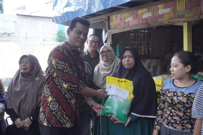 fh_umsu_bantu_masyarakat_terdampak_banjir_di_bantaran_sungai_deli