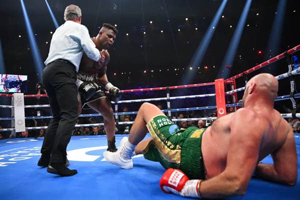 fight_of_the_century_berakhir_kontroversi_tyson_fury_menang_meski_sempat_cium_kanvas