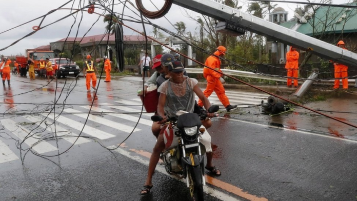 filipina_diterjang_topan_goni_4_tewas_dan_jutaan_mengungsi