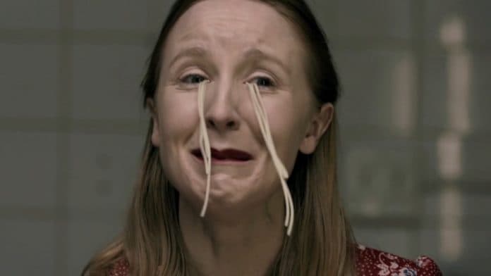 film_pendek_noodles_wanita_miskin_berair_mata_mie
