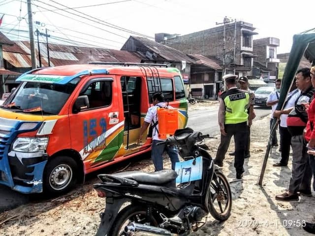 fksmtj_desinfektanisasi_becak_dan_angkutan_umum