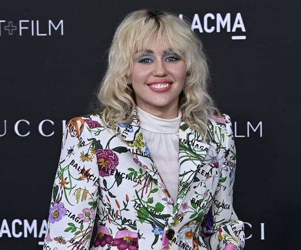 flowers_milik_miley_cyrus_jadi_lagu_tercepat_tembus_1_miliar_streaming_di_spotify