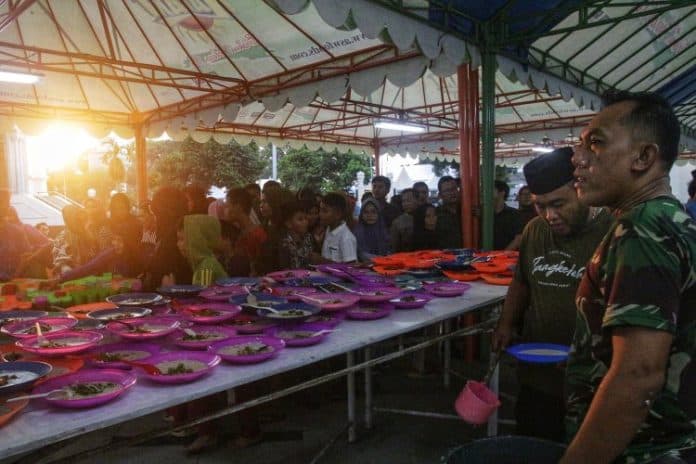 fokus_lensa_antrian_semangkuk_bubur_sup_khas_melayu_deli