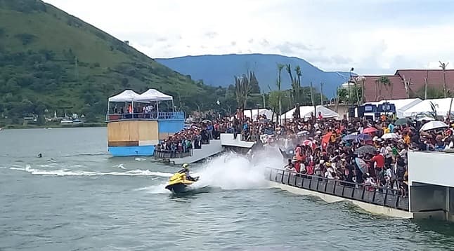 fokus_lensa_aquabike_jetski_race_hari_ketiga_tumpah_ruahnya_masyarakat