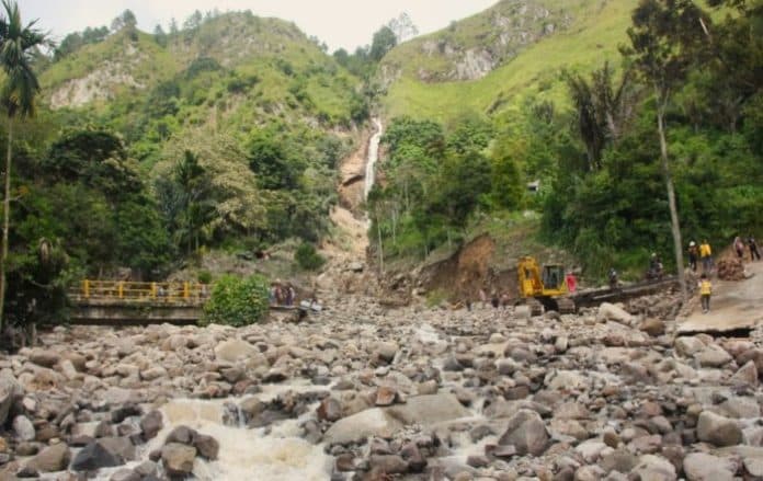 fokus_lensa_banjir_bandang_di_simalungun_25_makam_hanyut_ke_danau_toba
