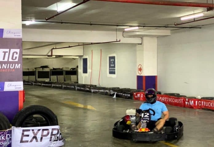 fokus_lensa_berbalap_ria_di_lantai_parkir_sebuah_mall_pusat_kota