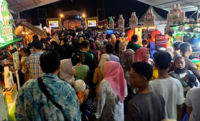fokus_lensa_berburu_kuliner_ribuan_massa_tumpah_ruah_dalam_fkm