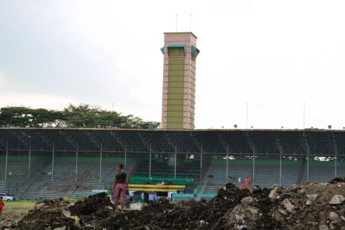 fokus_lensa_berebut_besi_bekas_dari_tembok_stadion_teladan
