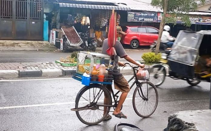fokus_lensa_berkeliling_menjajakan_barang_dagangan