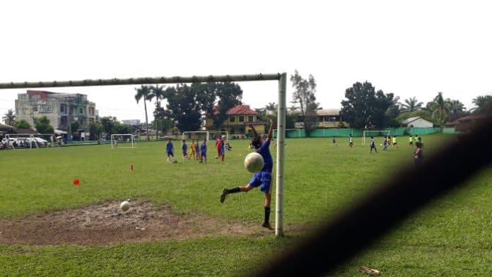 fokus_lensa_berlatih_sepak_bola_di_lapangan_sejati_medan_johor