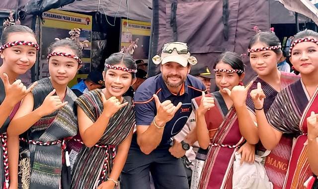 fokus_lensa_berswafoto_bareng_bule_di_seputaran_danau_toba