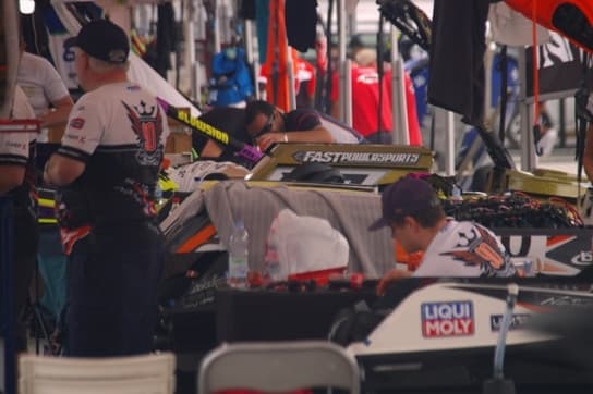 fokus_lensa_di_dalam_paddock_jetski_aquabike_toba