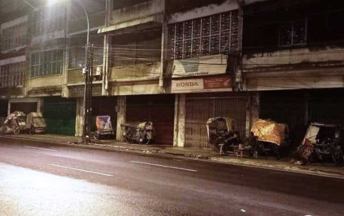 fokus_lensa_emperan_tempat_kami_tinggal_sepanjang_malam