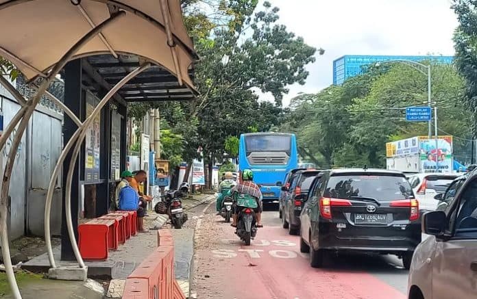 fokus_lensa_halte_bus_di_medan_antara_yang_terawat_dan_terlantar