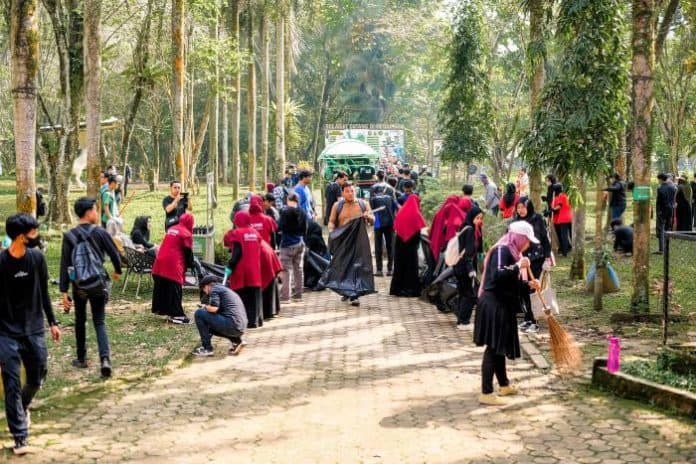 fokus_lensa_influencer_membersihkan_medan_zoo