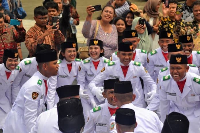 fokus_lensa_kesederhanaan_upacara_hut_ri_di_lapangan_astaka