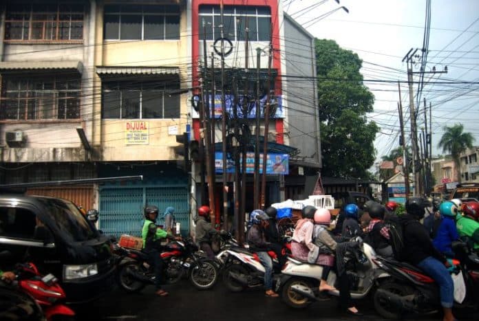 fokus_lensa_kesemrawutan_penataan_kabel_hilangkan_estetis_medan