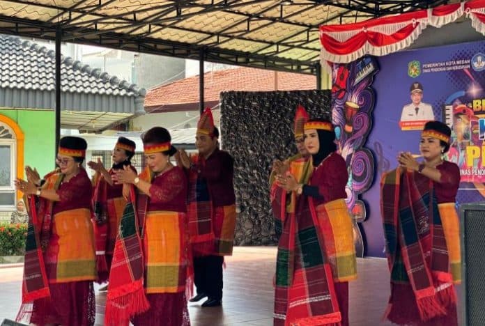 fokus_lensa_ketika_para_guru_menari_di_lomba_kreatif_pelajar