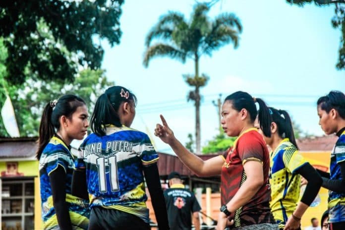 fokus_lensa_ketika_pelatih_menyampaikan_instruksi_di_turnamen_marcopolo_cup
