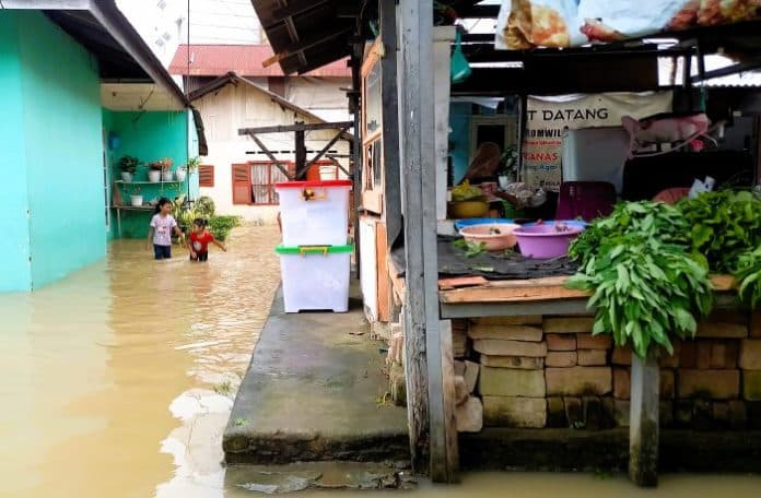 fokus_lensa_langganan_banjir_namun_luapan_sungai_deli_menjadi_keriangan_bagi_kanak_kanak