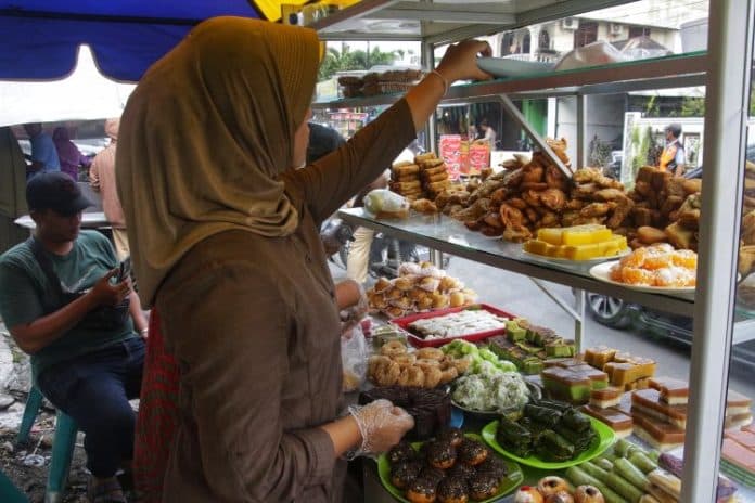 fokus_lensa_manisnya_omzet_takjil_di_bulan_ramadhan
