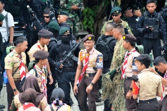 fokus_lensa_manunggal_tni_dengan_masyarakat_di_lapangan_astaka