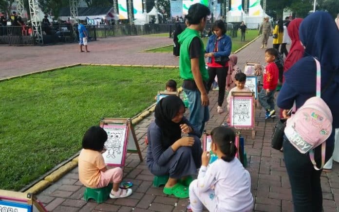 fokus_lensa_melukis_di_pusat_keramaian_membangun_kreasi_dan_imajinasi