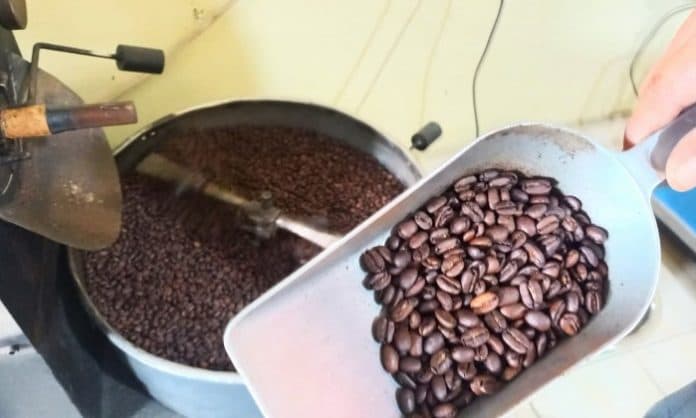 fokus_lensa_menyangrai_biji_kopi_aroma_dan_rasa_pun_terhirup_nikmat