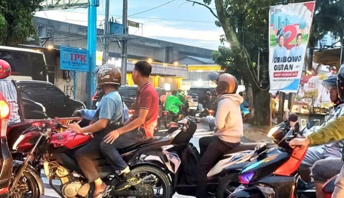 fokus_lensa_mudik_tradisi_kemeriahan_akhir_tahun_2023_yang_berpenghujan