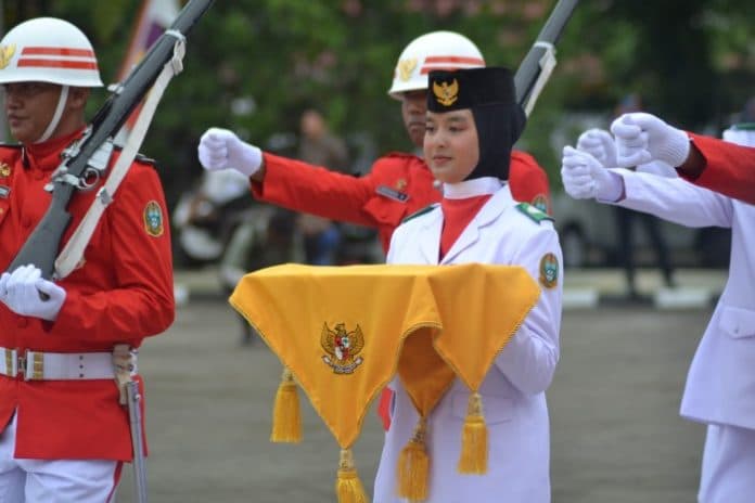 fokus_lensa_najla_pembawa_baki_sang_merah_putih_dari_paskibraka_sumut_2023