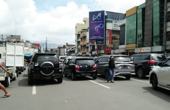 fokus_lensa_parkir_berlapis_bagai_bermain_kucing_kucingan_dengan_dishub_medan