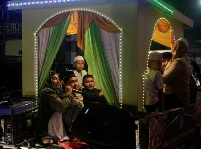 fokus_lensa_pawai_mobil_hias_warnai_idul_fitri_di_medan