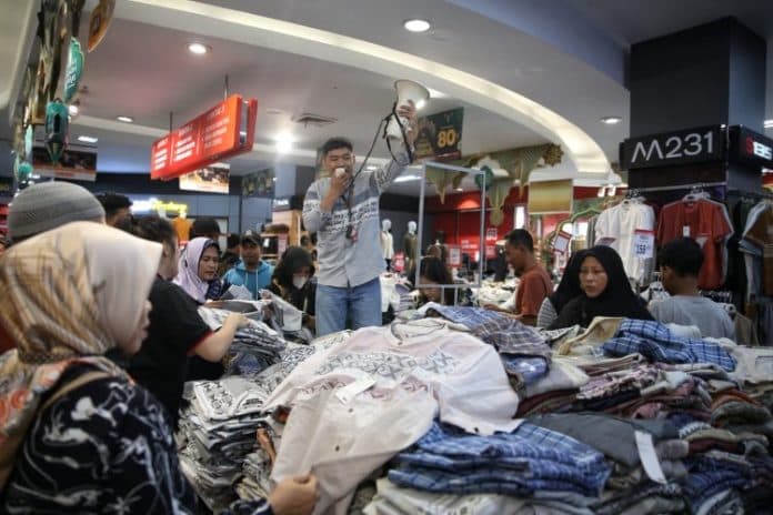 fokus_lensa_pedagang_baju_di_medan_banting_harga