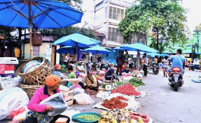 fokus_lensa_pelapak_ex_pusat_pasar_menunggu_pembeli
