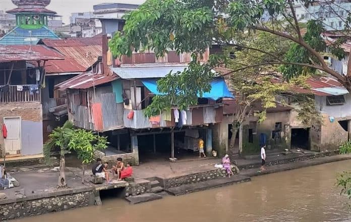 fokus_lensa_pemukiman_kumuh_di_tengah_kota_medan