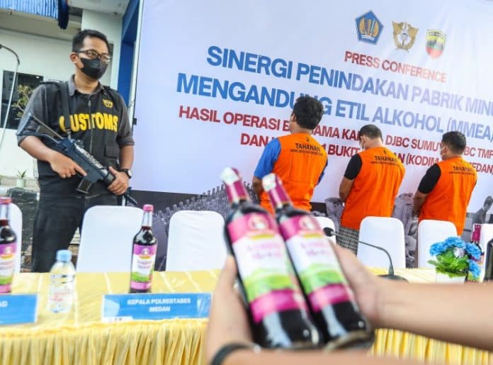 fokus_lensa_penyitaan_minuman_keras_ilegal_di_medan