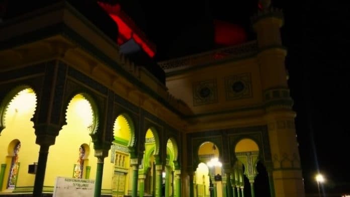 fokus_lensa_pesona_masjid_azizi_langkat_di_malam_hari