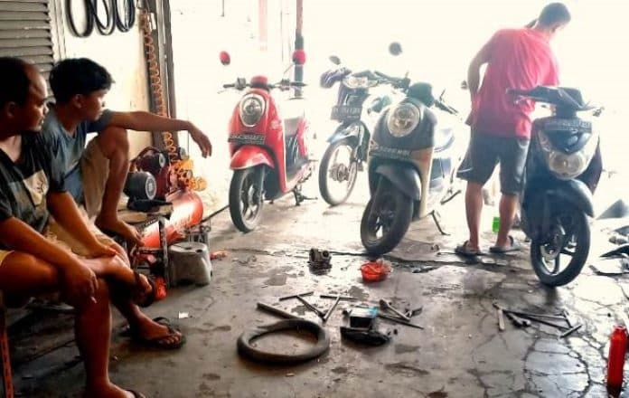 fokus_lensa_proses_kilat_ala_bengkel_motor_tepi_jalan