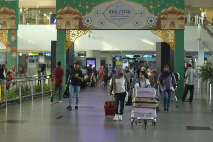 fokus_lensa_puluhan_ribu_pemudik_padati_bandara_kualanamu