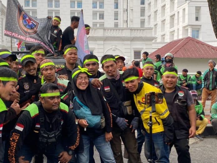 fokus_lensa_ratusan_pengendara_ojek_daring_berselebrasi_di_depan_kantor_gubsu