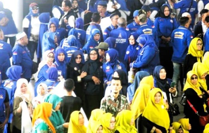 fokus_lensa_rombongan_emak_emak_dan_kumandang_anies_presiden_di_kualanamu