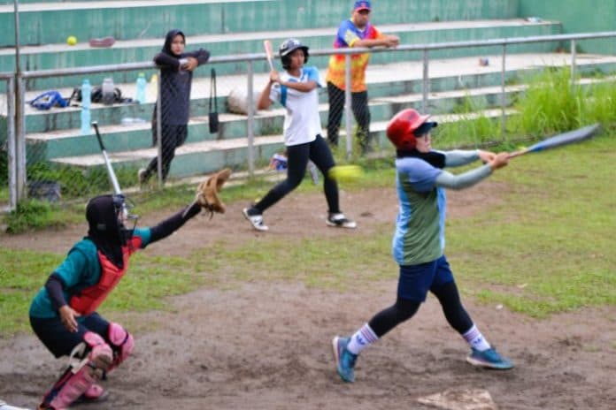 fokus_lensa_softball_olahraga_yang_mirip_permainan_bola_kasti