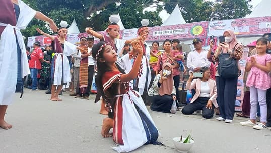 fokus_lensa_tari_cawan_tarian_lembut_nan_mempesona